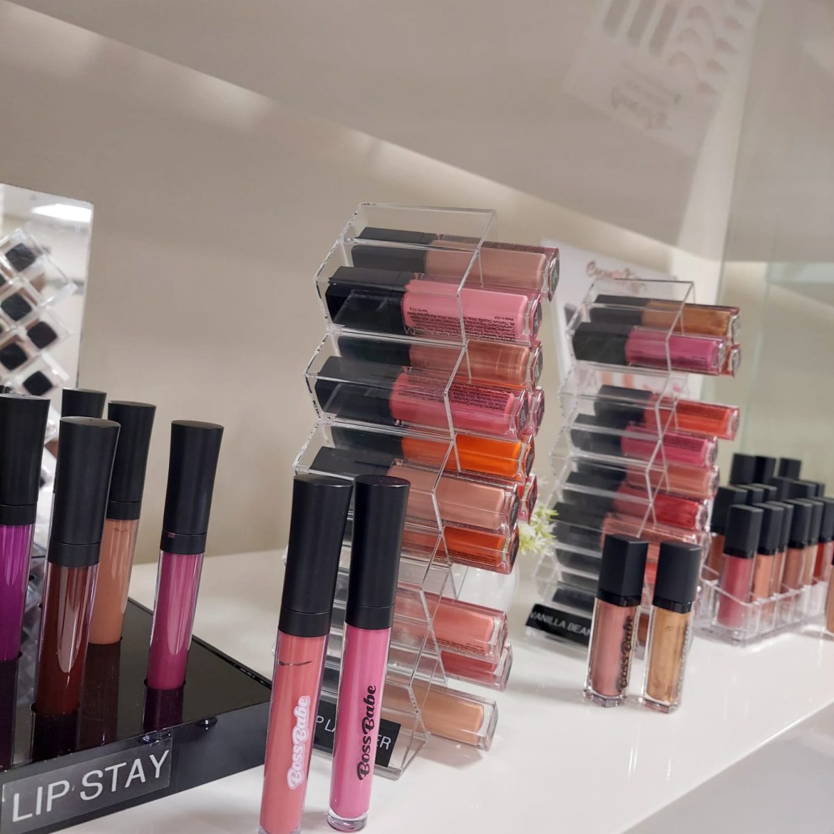 Acrylic container and display to store cosmetics 5